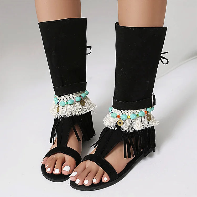 Koronkowe sandały na wysokiej platformie z odkrytymi palcami, ozdobione koralikami, kolorowymi blokami i frędzlami, z wiązaniem i cholewką typu botki