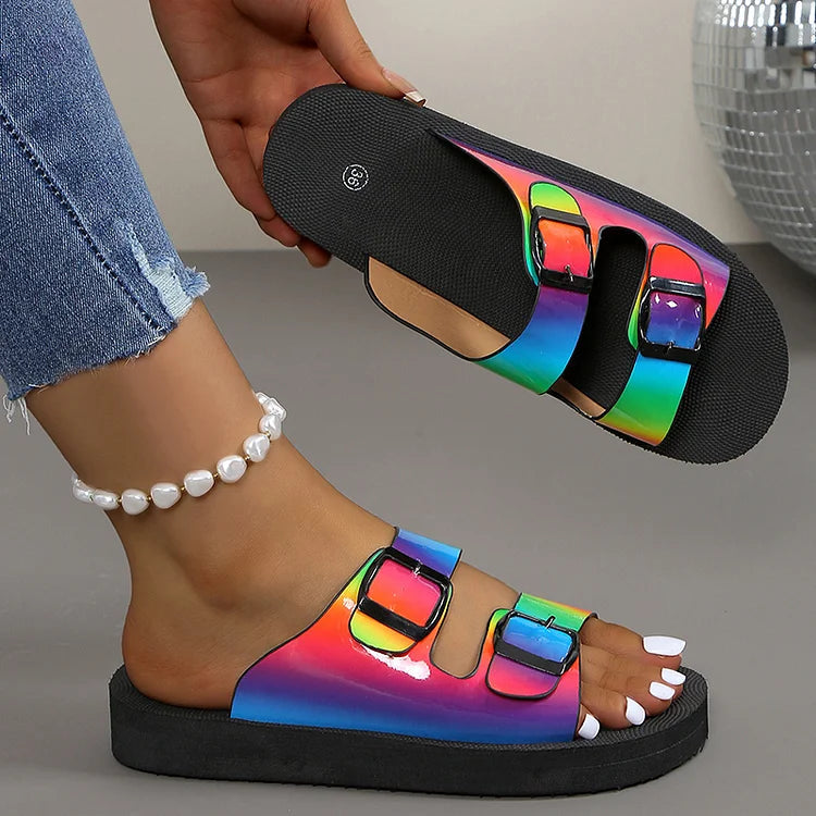 Zapatillas de plataforma con punta redonda y hebillas de color arcoíris 