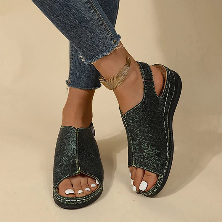 Sandálias tipo slingback com padrão tribal texturizado e bico aberto