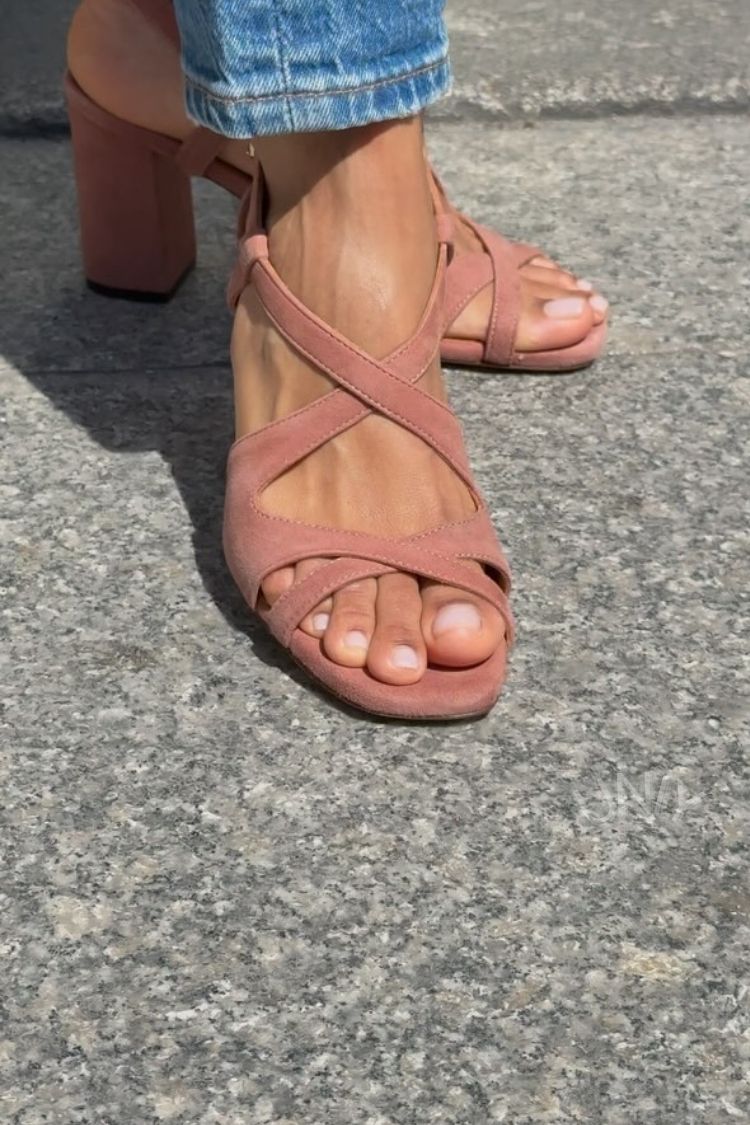 Sandalias de tacón con tiras cruzadas de ante rosa palo Chic [Pedido anticipado]