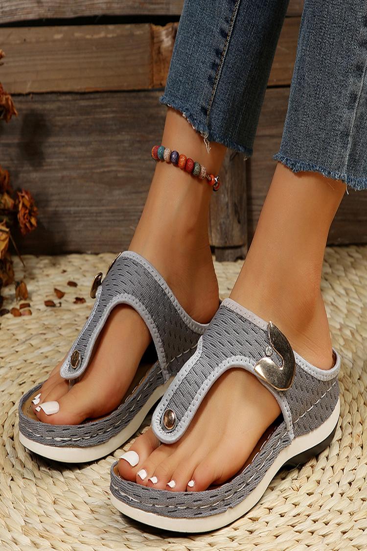 Chanclas de cuña con hebilla en forma de U de aleación y costura decorativa 