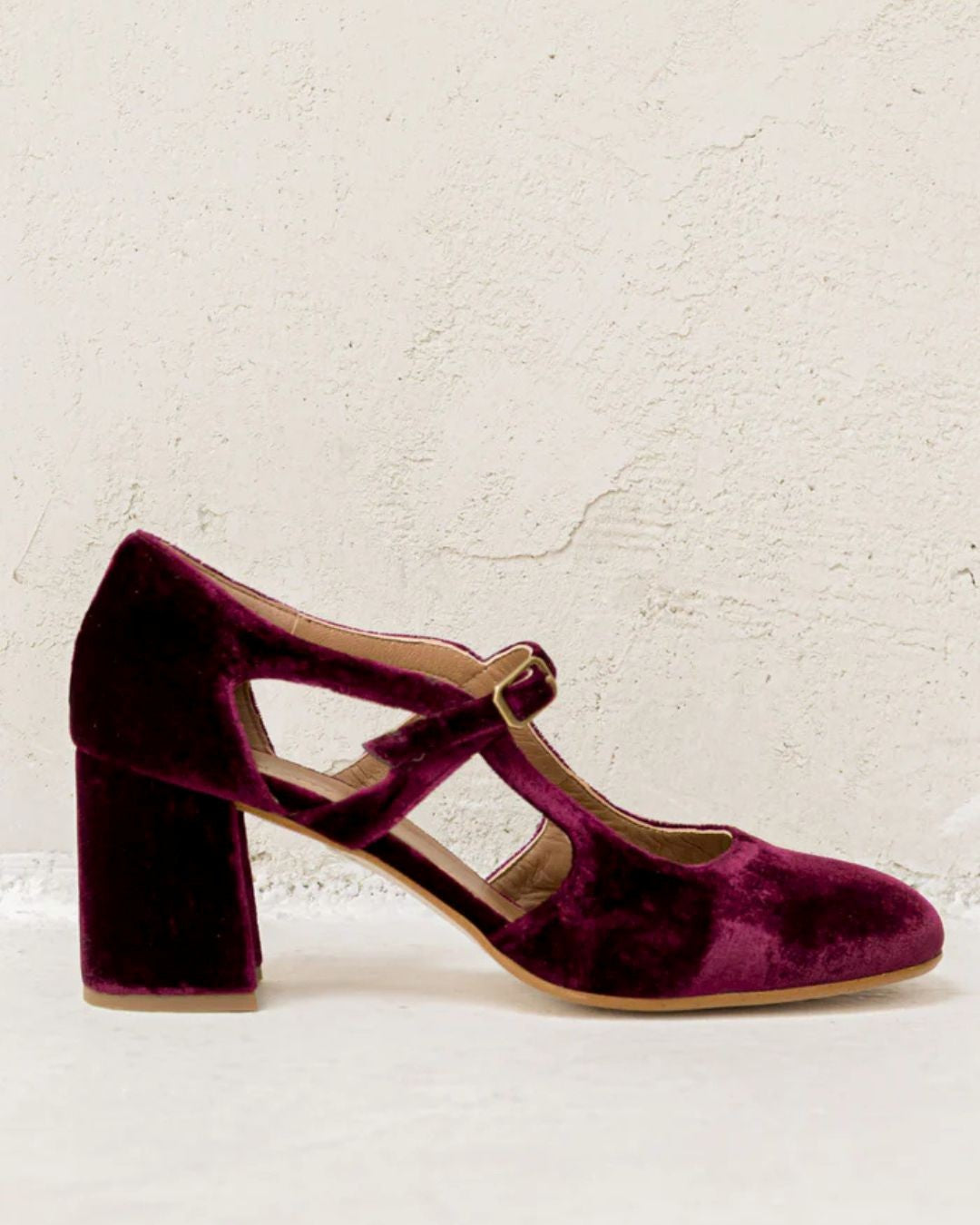 Elegante burgunderrote Samt-Sandaletten mit Knöchelriemen, Cutout und Blockabsatz [Vorbestellung]