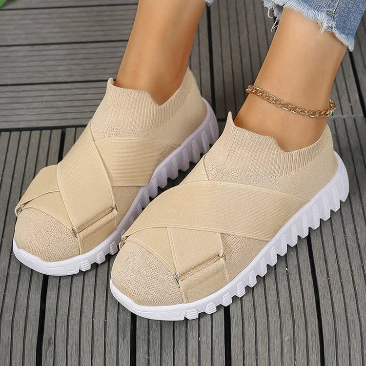 Sneakers casual slip-on con punta rotonda e patchwork con cinturini incrociati