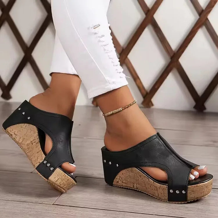 Ciabatte con zeppa con punta aperta, decorazione con rivetti in metallo e dettagli cuciti 