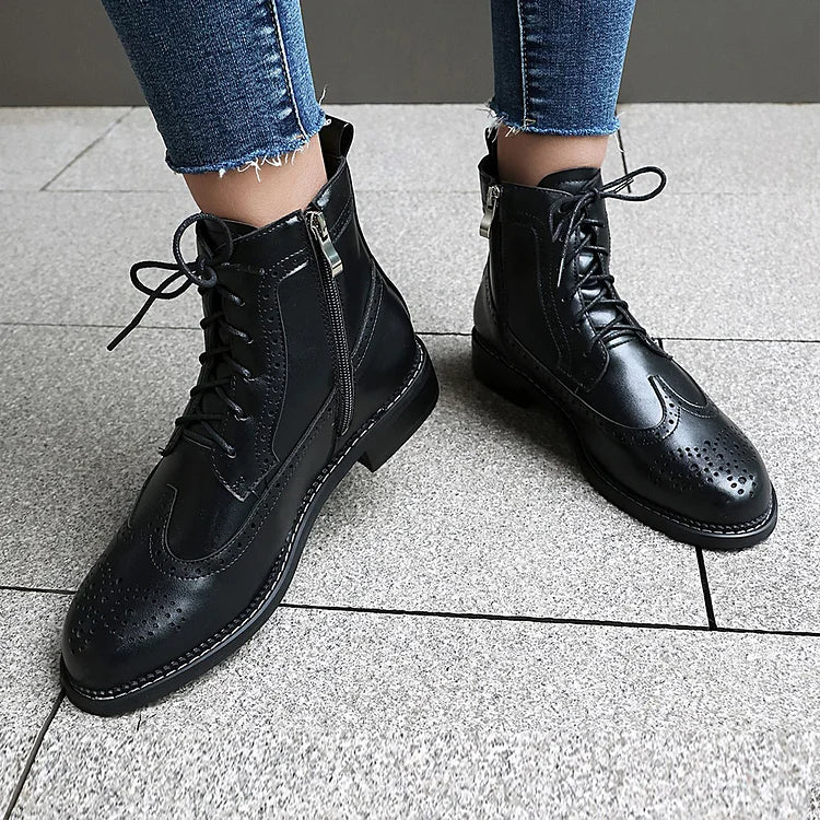 Stivaletti alla caviglia con lacci e punta tonda traforata in tinta unita