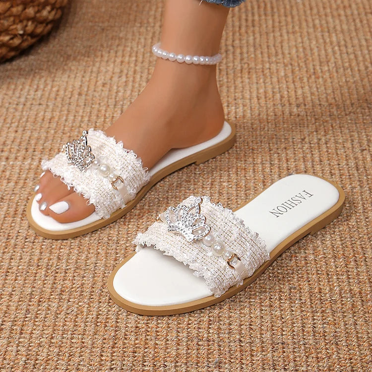 Zapatillas elegantes con punta redonda y decoración de perlas con corona de diamantes de imitación y adornos deshilachados 