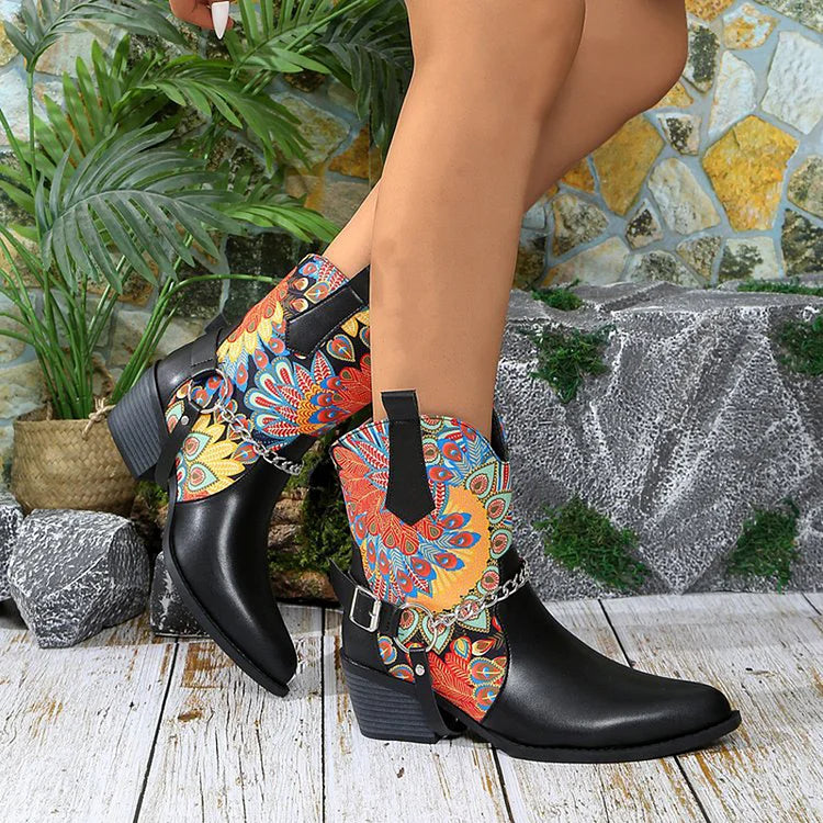 Ankle Boots mit Rosen-Schädelmuster und Kettendekor und spitzer Zehenpartie mit klobigem Absatz