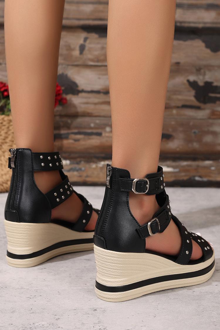 Sandali con zeppa, punta tonda, fibbia e cinturino alla caviglia decorati con rivetti metallici 