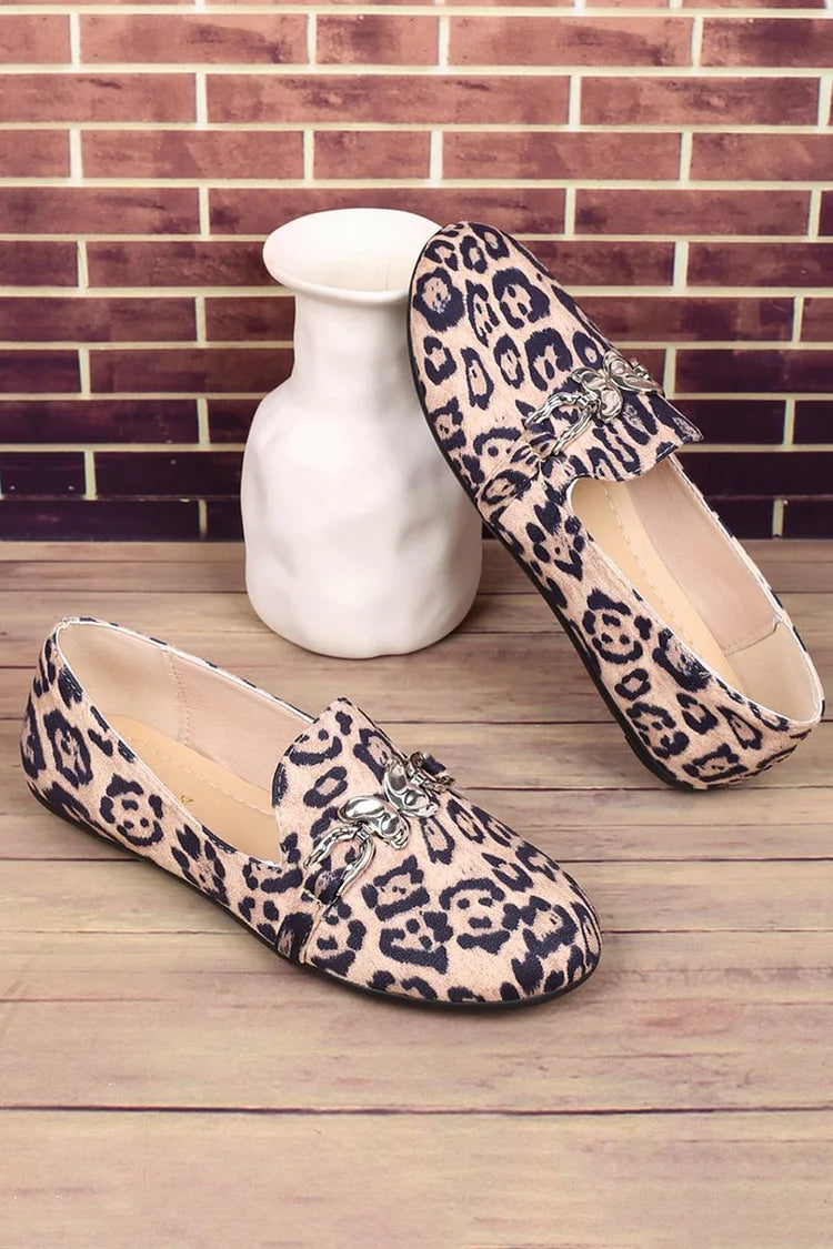 Mocasines con estampado de leopardo y punta redonda con decoración de mariposas de metal 