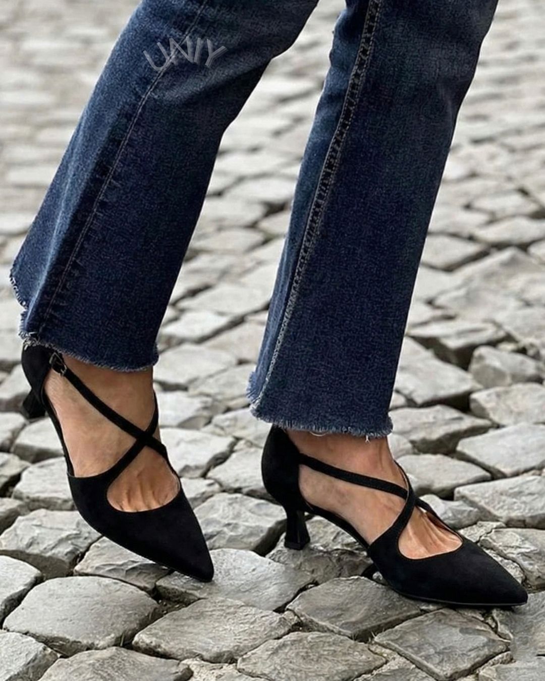 Schwarze spitze Kitten-Heels aus Kunstwildleder mit überkreuzten Riemchen