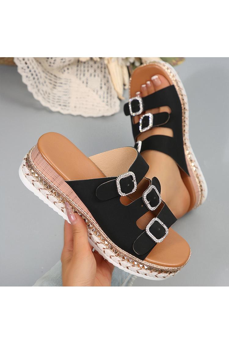 Ciabatte con zeppa a punta quadrata, con fibbia multi-cinturino e rivetti in metallo 