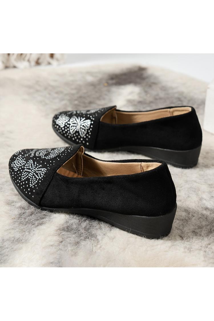 Mocassini casual con punta tonda e decorazioni in strass con motivo a teschio e farfalla