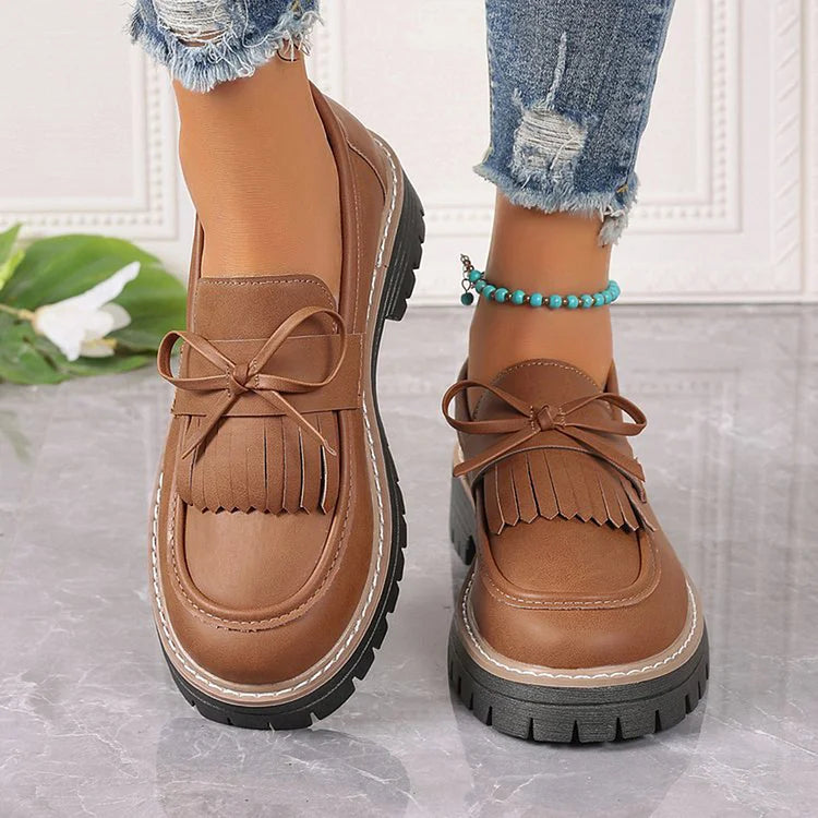 Mocassins de Bico Redondo em Cor Sólida com Franjas Decorativas