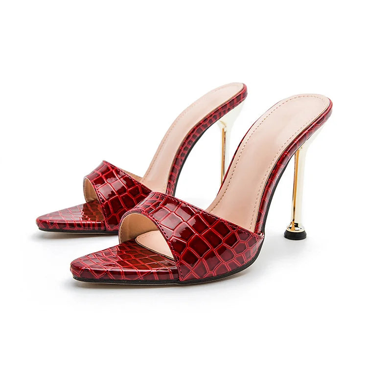 Sandali con tacco altissimo e punta in metallo a forma di bocca di pesce in stile serpente 