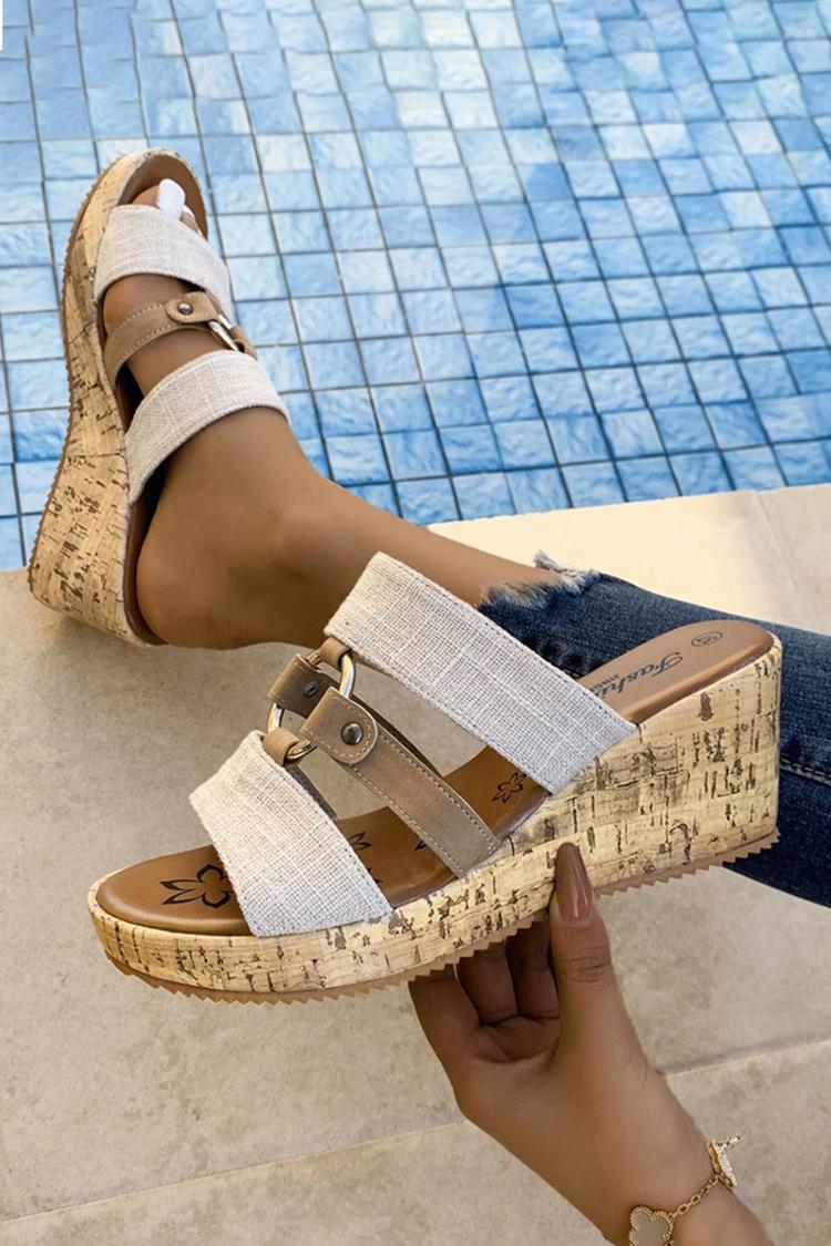 Pantofole casual con zeppa e punta rotonda con cinturino color block e anello in metallo 