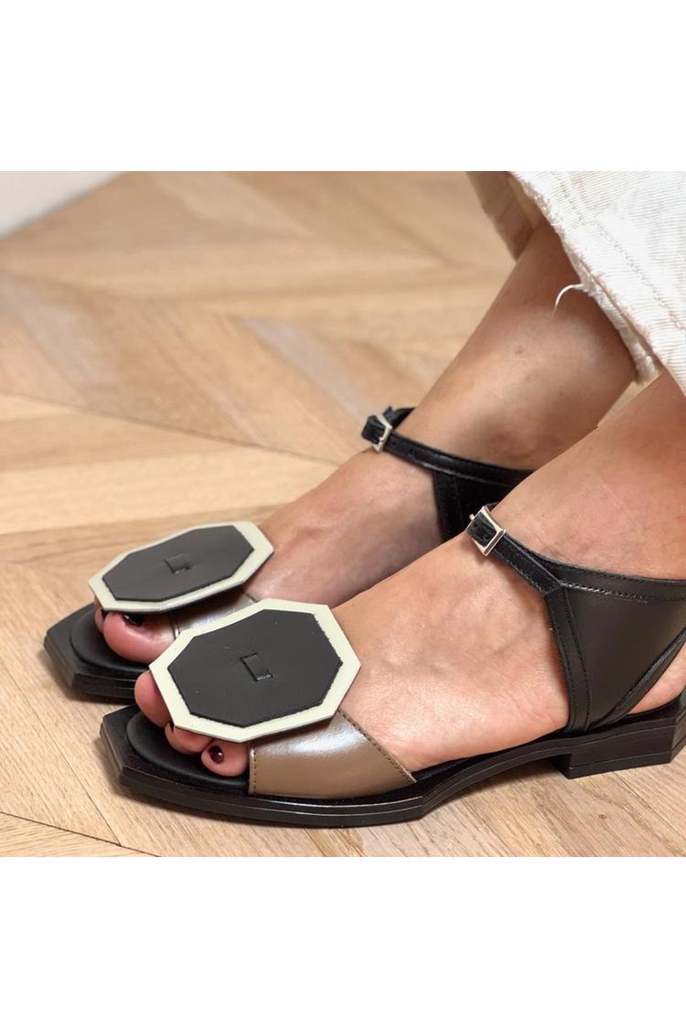 Sandali neri con punta quadrata, cinturino alla caviglia e fibbia con decorazioni geometriche [Pre-ordine]