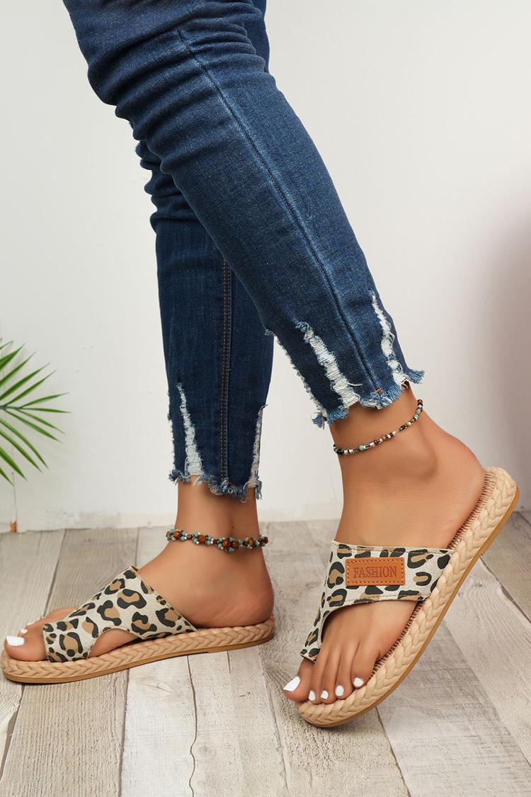 Pantofole casual asimmetriche con anello per le dita dei piedi e motivo leopardato