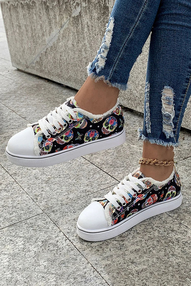 Zapatillas de lona con punta redonda y ribete de flecos y estampado de calaveras multicolor 