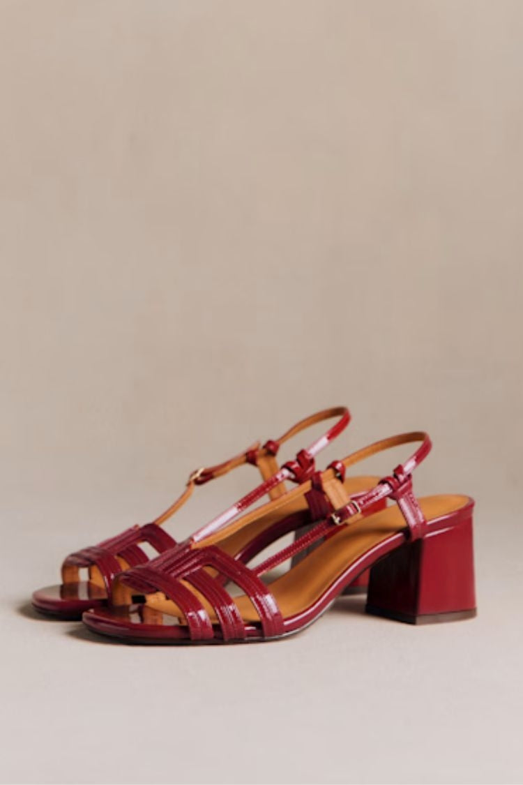 Sandalias Slingback con Tacón de Bloque Medio Multitiras de Charol Borgoña [Pre-Pedido]