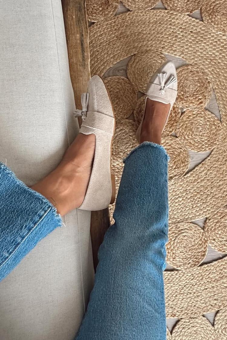 Mocassins Bege de Bico Apontado com Pendente de Cor Sólida [Pré-Encomenda]