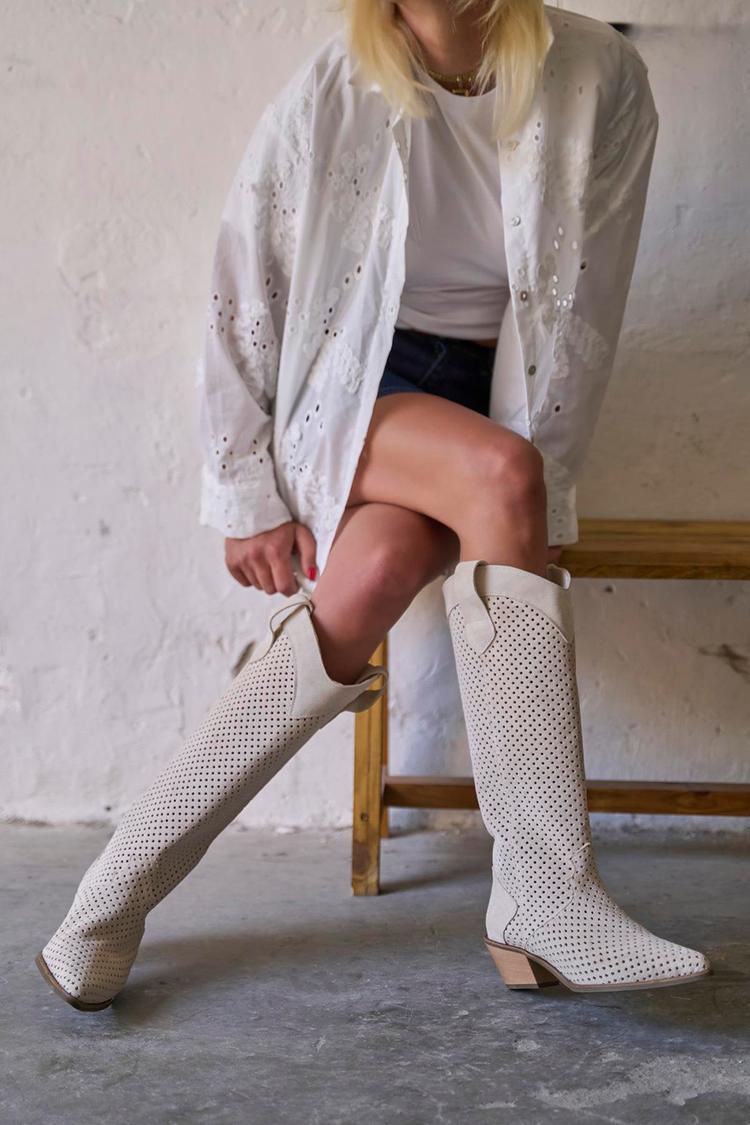 Botas Cowboy de Salto Baixo Pontiagudo Perfuradas em Pele Sintética [Pré-Encomenda]