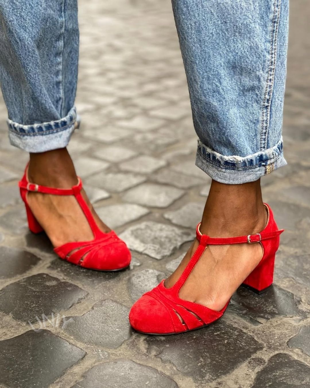 Décolleté vintage in pelle scamosciata rossa con cinturino a T, punta tonda e tacco a blocco