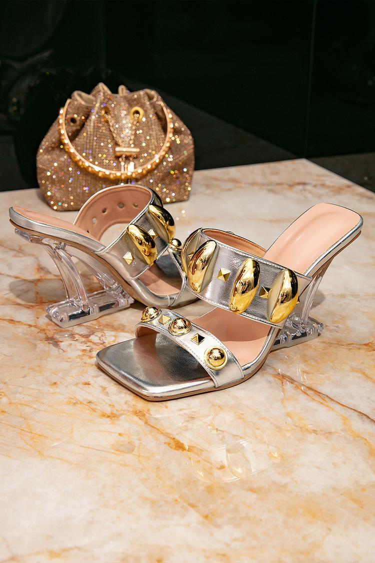Sandali con tacco a spillo quadrati, decorati con borchie irregolari e lucentezza metallica 