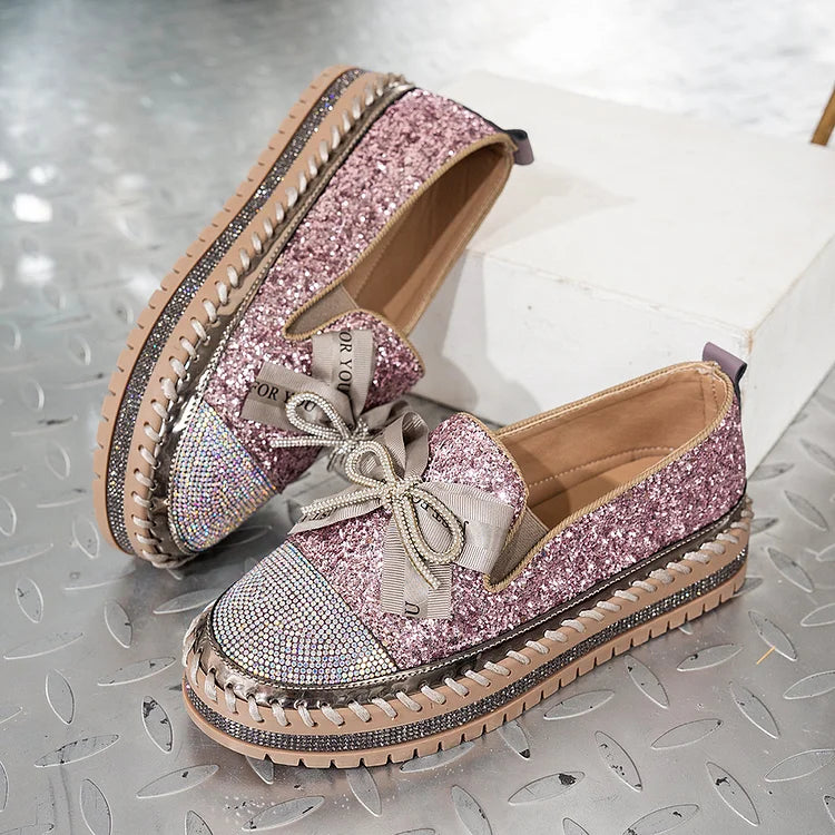 Błyszczące mokasyny z kokardą z kryształków, ozdobione przeszyciami, z okrągłym noskiem