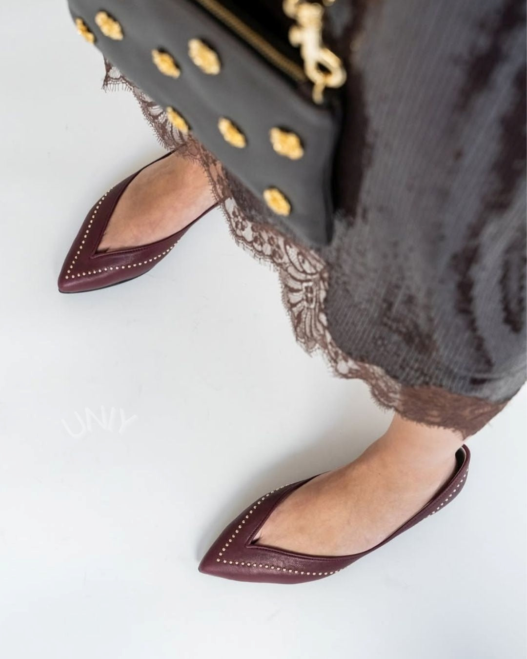 Ballerines bordeaux à bout pointu avec découpe en V et détails cloutés [Précommande]