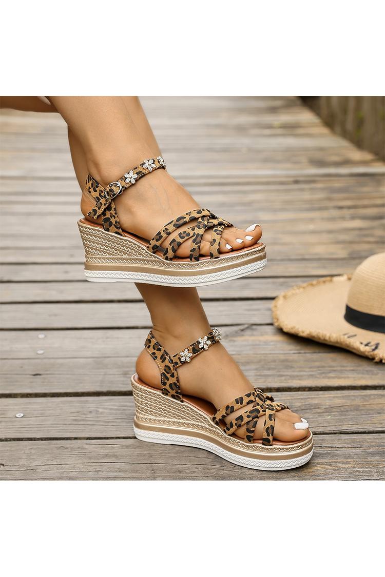 Sandali con zeppa casual con punta rotonda e stampa leopardata, decoro floreale in metallo 