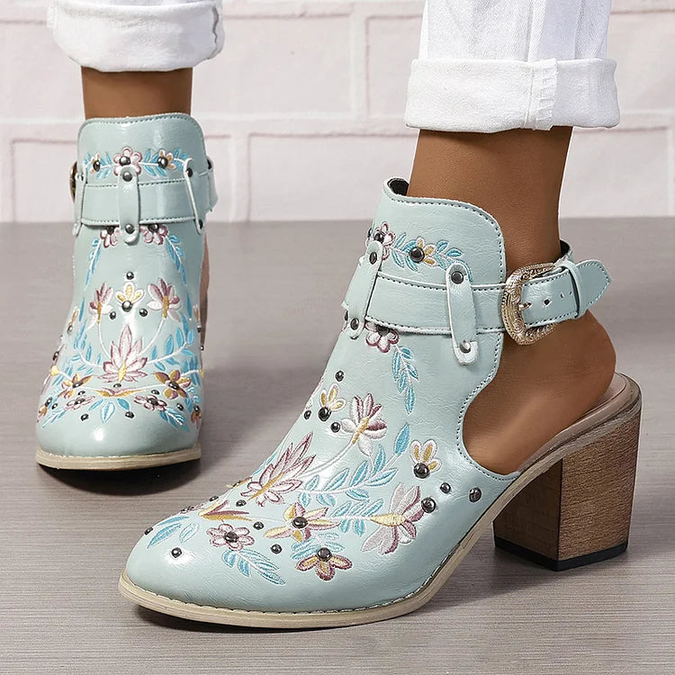 Zapatos de tacón grueso con punta redonda, tachuelas y bordado floral 