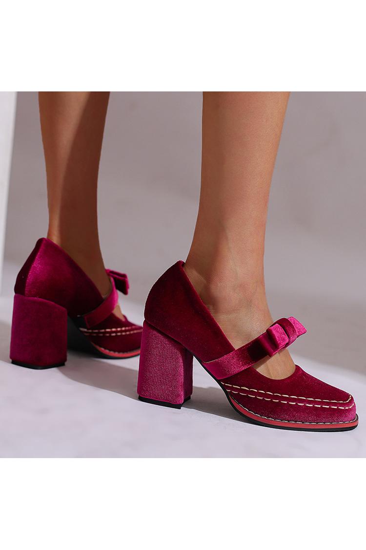 Punta tonda, tacco grosso, cinturino sul collo del piede, dettagli cuciti, fiocco decorativo 