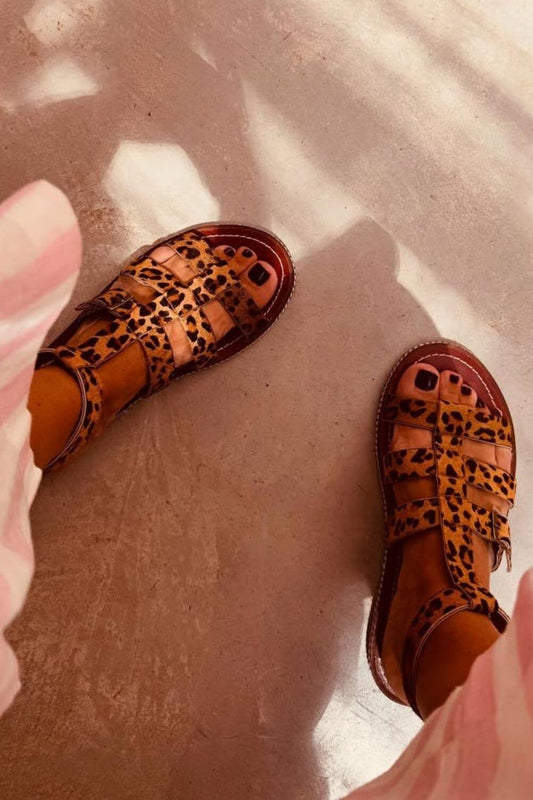 Sandales à bride ouverte texturées léopard avec boucle rétro [Précommande]