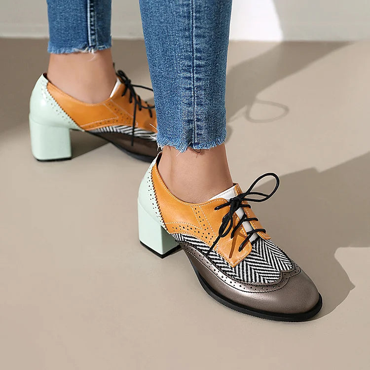 Oxford Brogues com atacadores, biqueira redonda, salto grosso, bloco de cores em patchwork