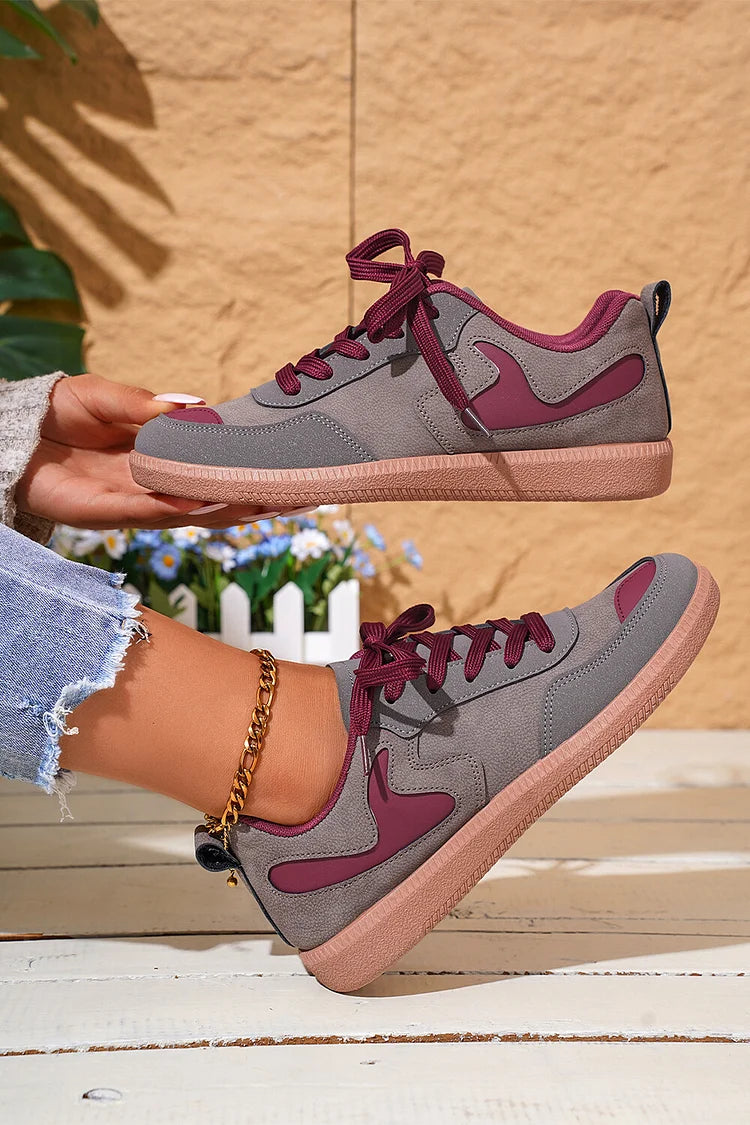 Sneakers casual con lacci, punta rotonda e suola morbida, a blocchi di colore