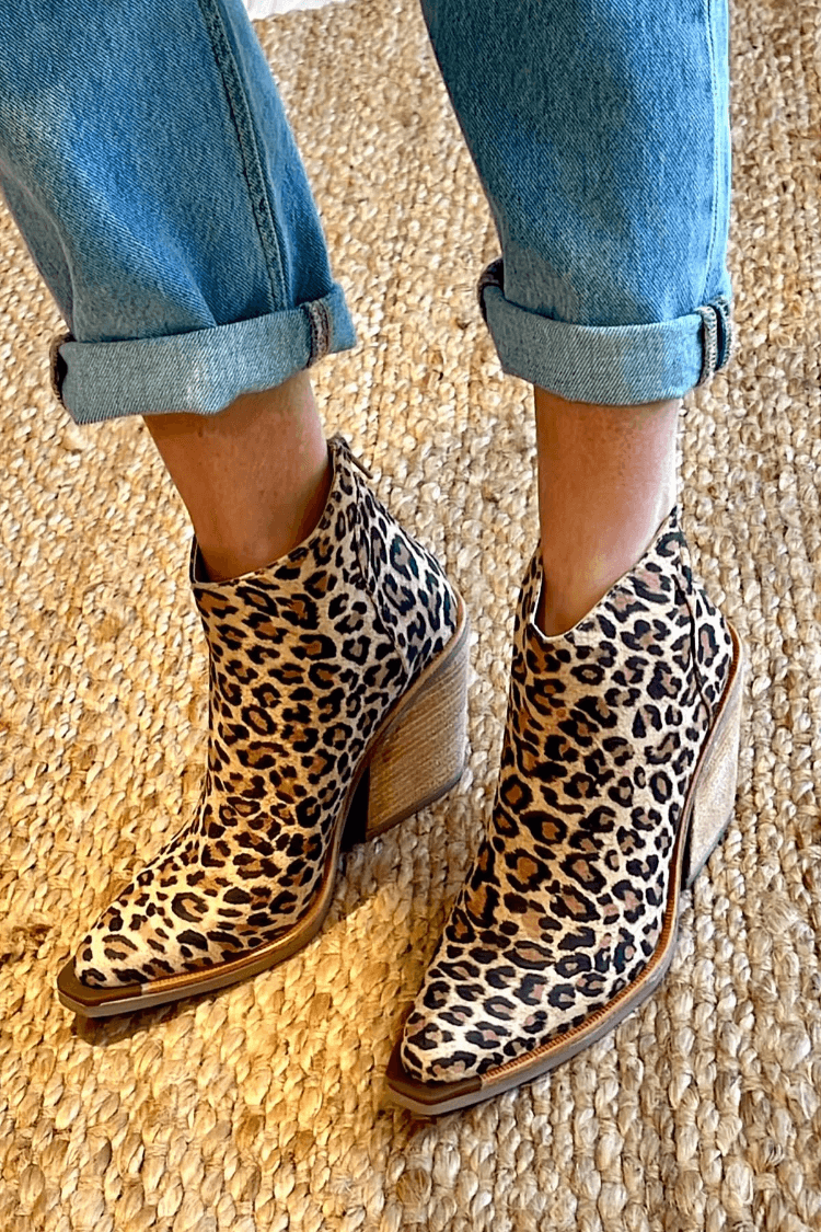 Stiefeletten mit Leopardenmuster und klobigem Absatz