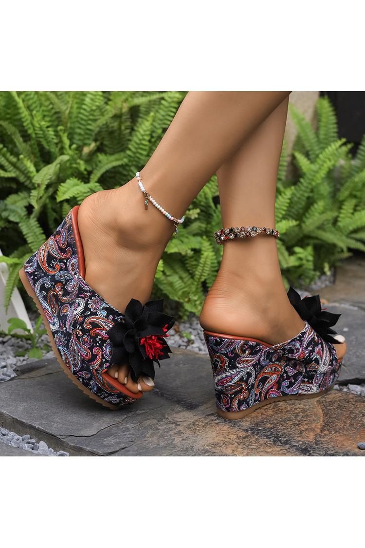 Tacones de cuña informales con punta abierta y estampado paisley con decoración floral en 3D 