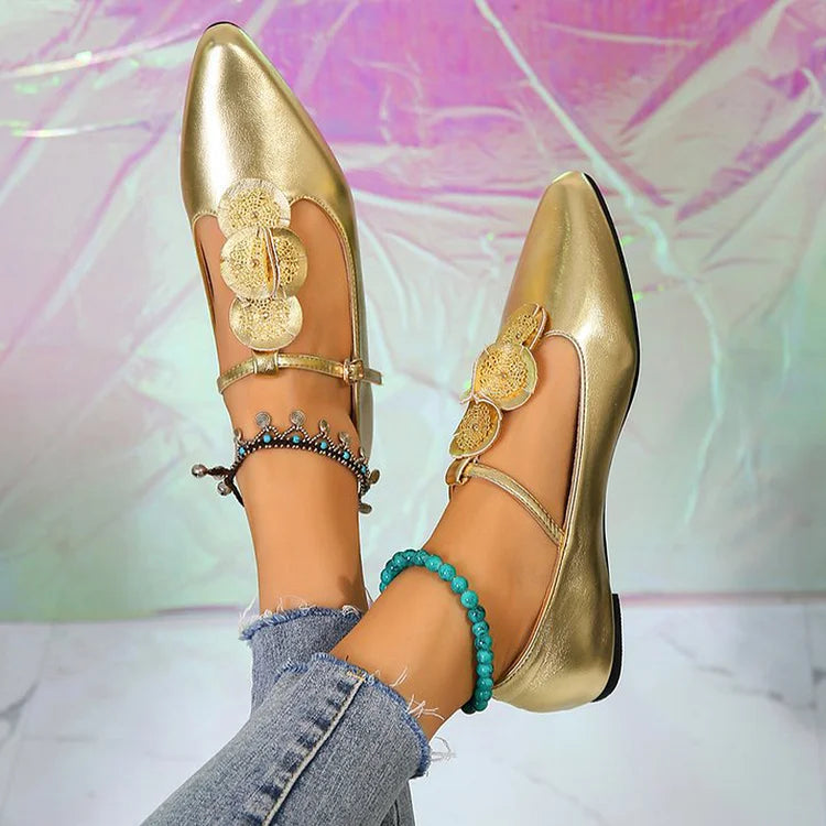 Zapatos planos con punta en punta, hebilla y tiras en T con decoración circular múltiple