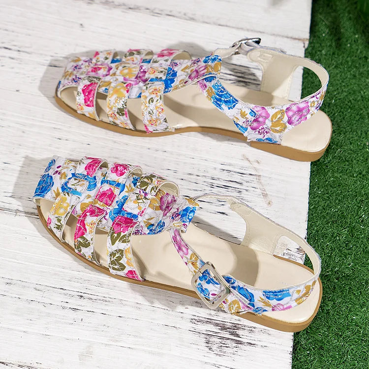 Sandalias con punta cerrada y hebilla con tiras ahuecadas con estampado floral de colores 