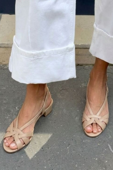 Sandali bassi con tacco a fionda e cinturino incrociato in pelle nude