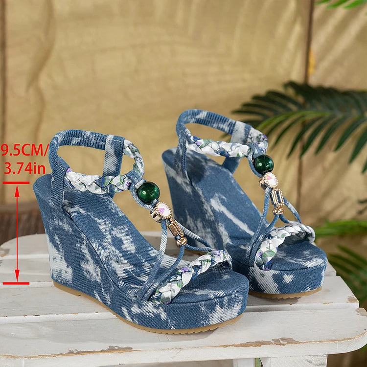 Sandali con zeppa in denim con punta rotonda, cinturino intrecciato e decorazioni di perline 