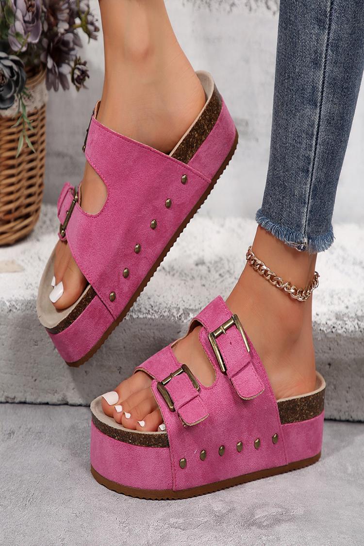 Pantofole con punta tonda e plateau, con fibbia a due cinturini e rivetti in metallo