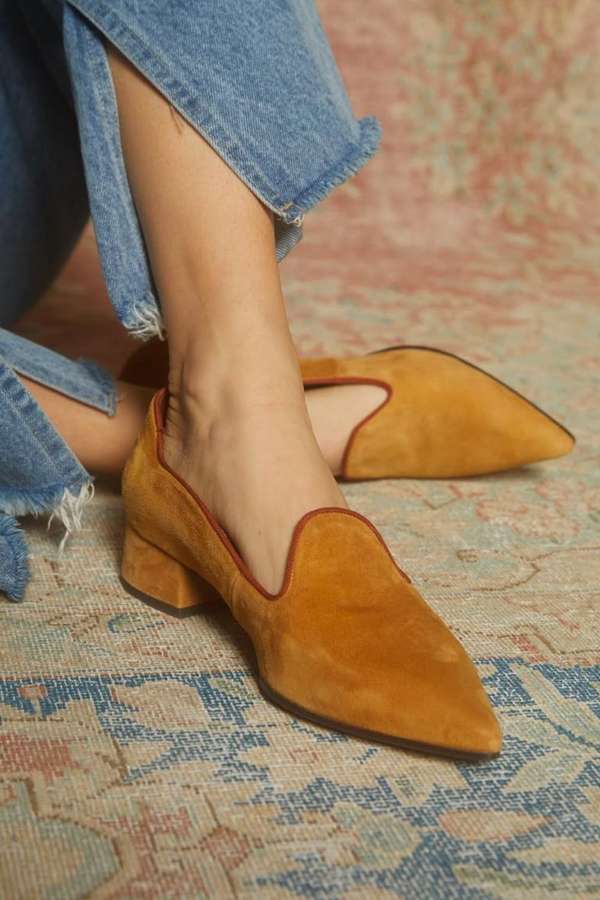 Décolleté con punta affilata e finiture a contrasto in pelle scamosciata [Pre-ordine] 