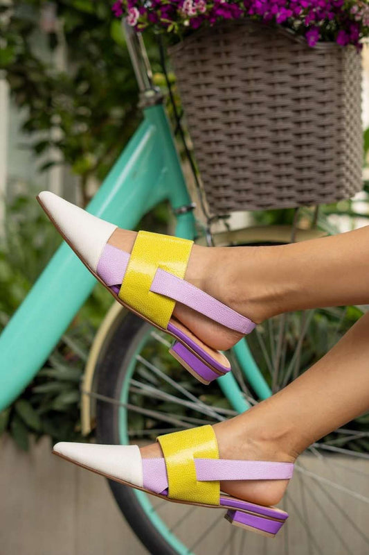 Ballerine con tacco quadrato e punta color block giallo lavanda [Pre-ordine]