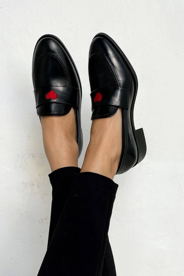 Mocassini con punta a mandorla e cinturino penny in similpelle con applicazione a cuore