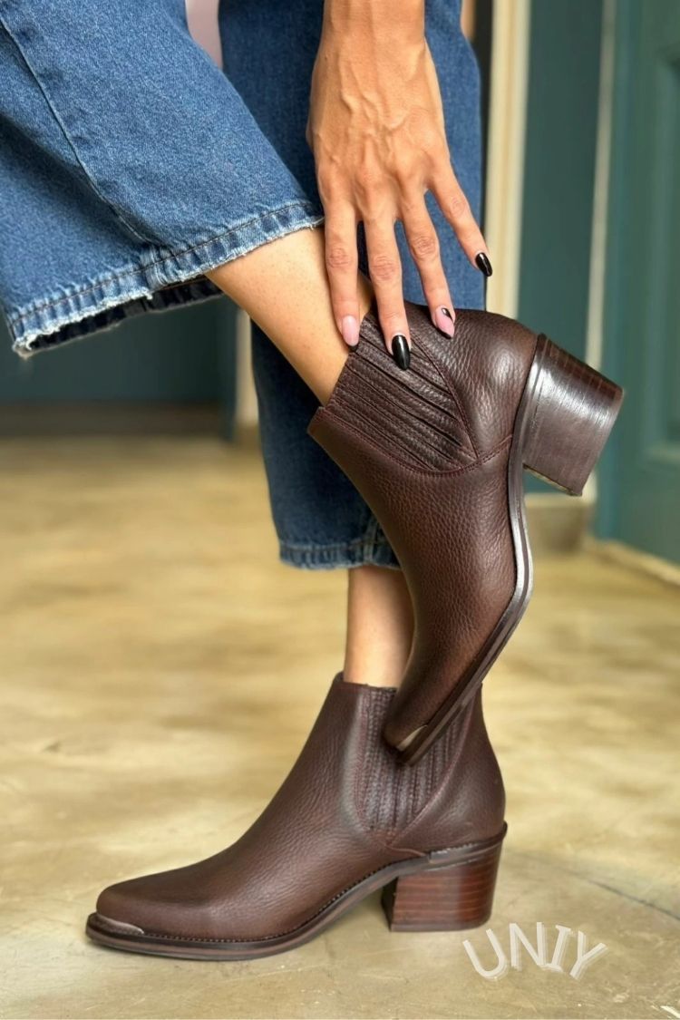 Botas de Tornozelo com Elástico Lateral em Pele Castanha Botas Grossas [Pré-Encomenda]