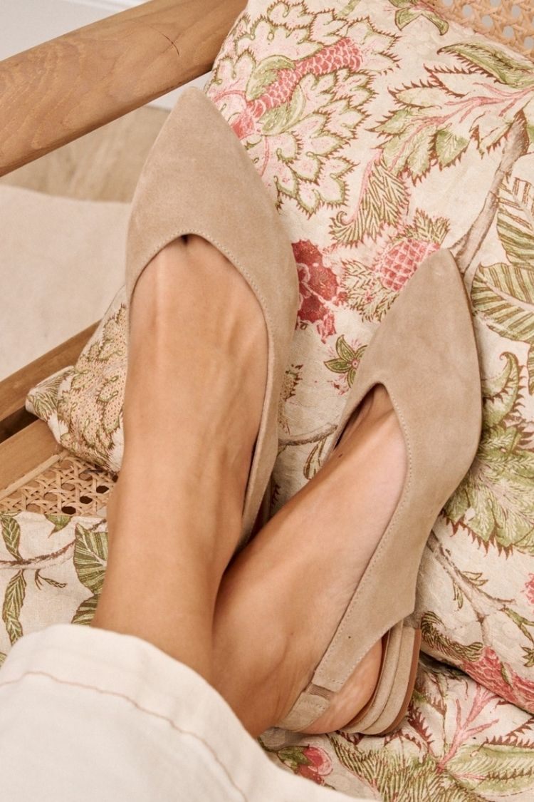 Ballerine a punta con cinturino posteriore in pelle scamosciata beige neutro [Pre-ordine]