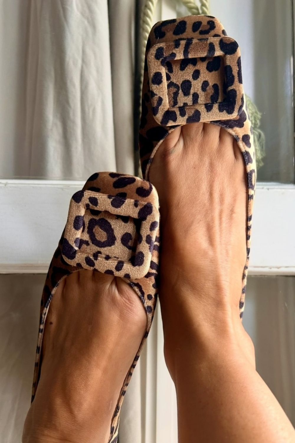 Ballerine con punta quadrata morbida e fibbia quadrata in velluto