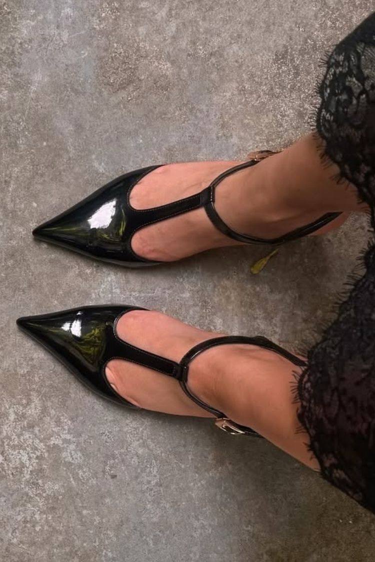 Tacones puntiagudos brillantes con tiras en el tobillo de charol [Reserva]