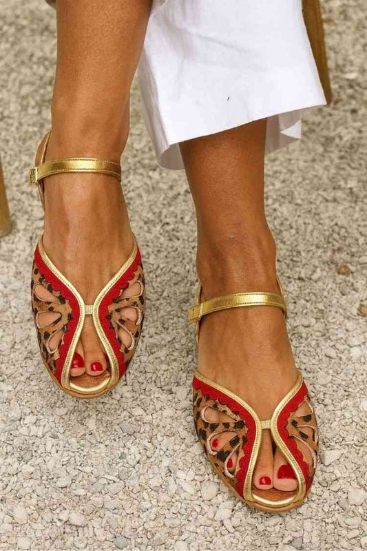 Sandalen aus Kunstleder mit Leopardenmuster, Netz, Muschelbesatz und offenem Zehenbereich